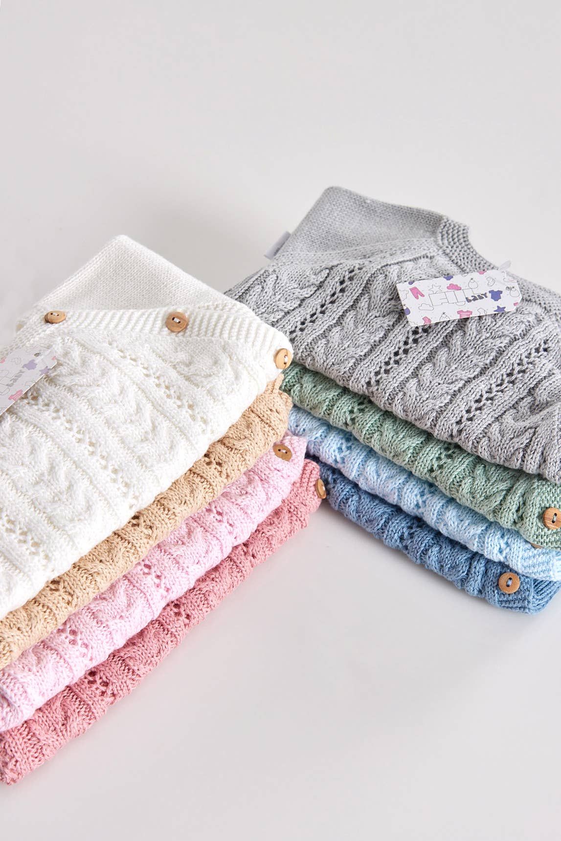 Driedelige set van biologisch katoen uit Portugal. Bestaand uit Truitje met mutsje en een broek met voetjes. In diverse kleuren en maten leverbaar.