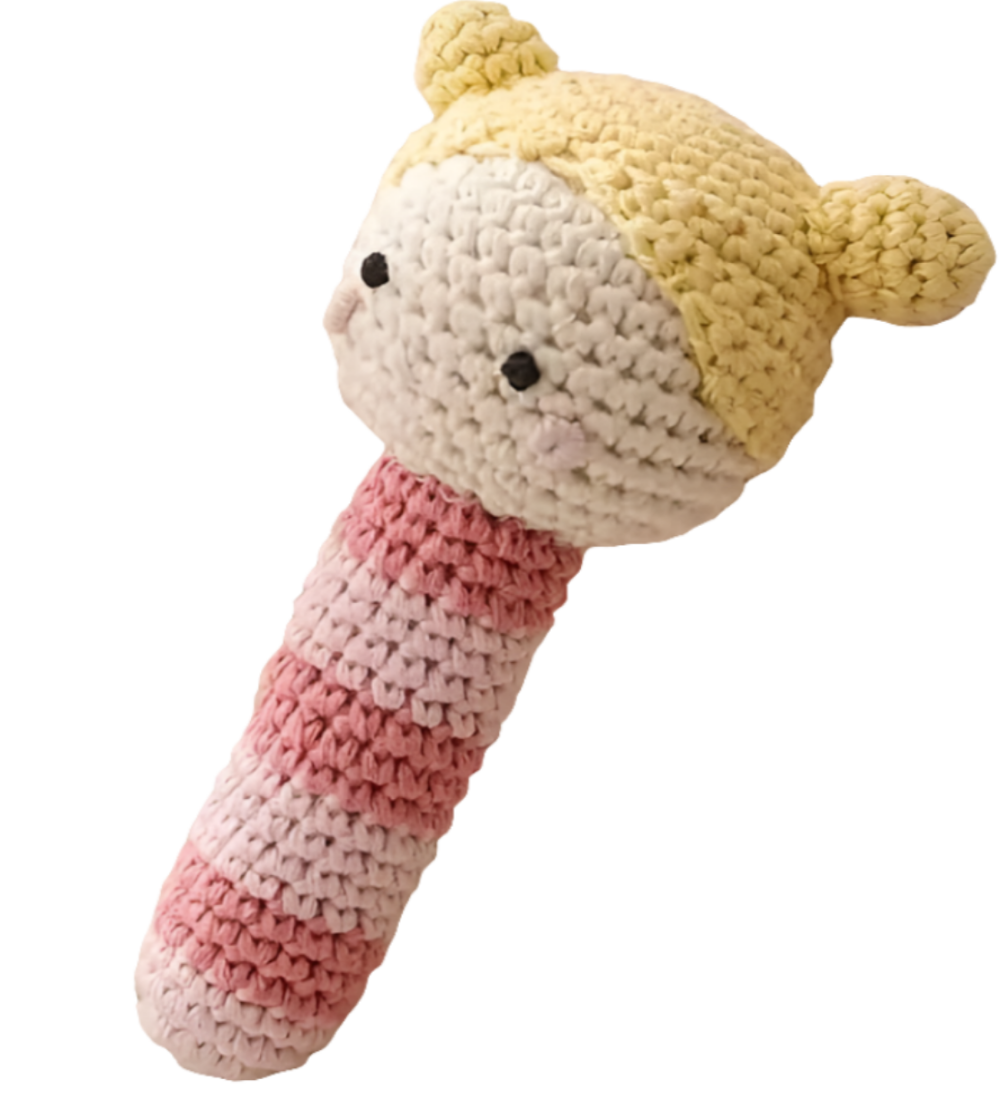 Leuke kleine rammelaar perfect voor de babyhandjes. Handgemaakt van katoen