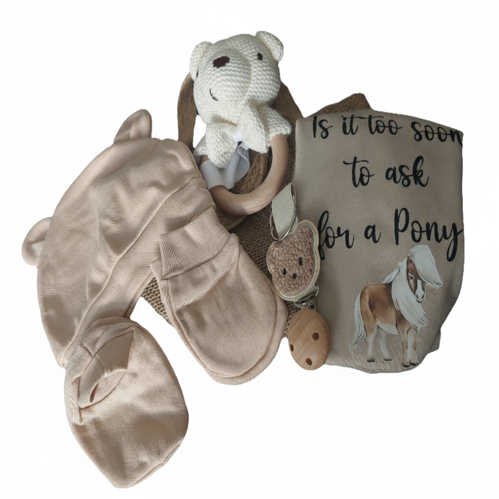 Een pakket voor ouders die duurzaamheid belangrijk vinden. In dit pakket vind je katoen, en hout. Daarom zitten deze items ook in een juten herbruikbaar tasje.Welke items zitten in dit pakket: Een houten rammelaar, een houten speenclip, een katoenen romper en een katoenen set met mutsje, slofjes en wantjes.