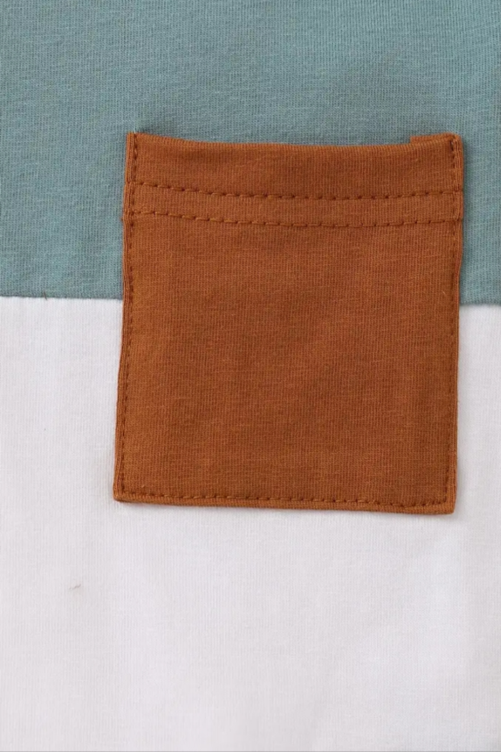 Set:shirt groen met wit met bruin zakje en short groen