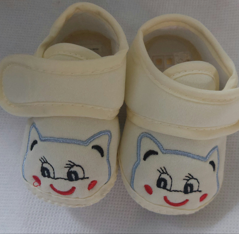 Slofjes crème met poesjes