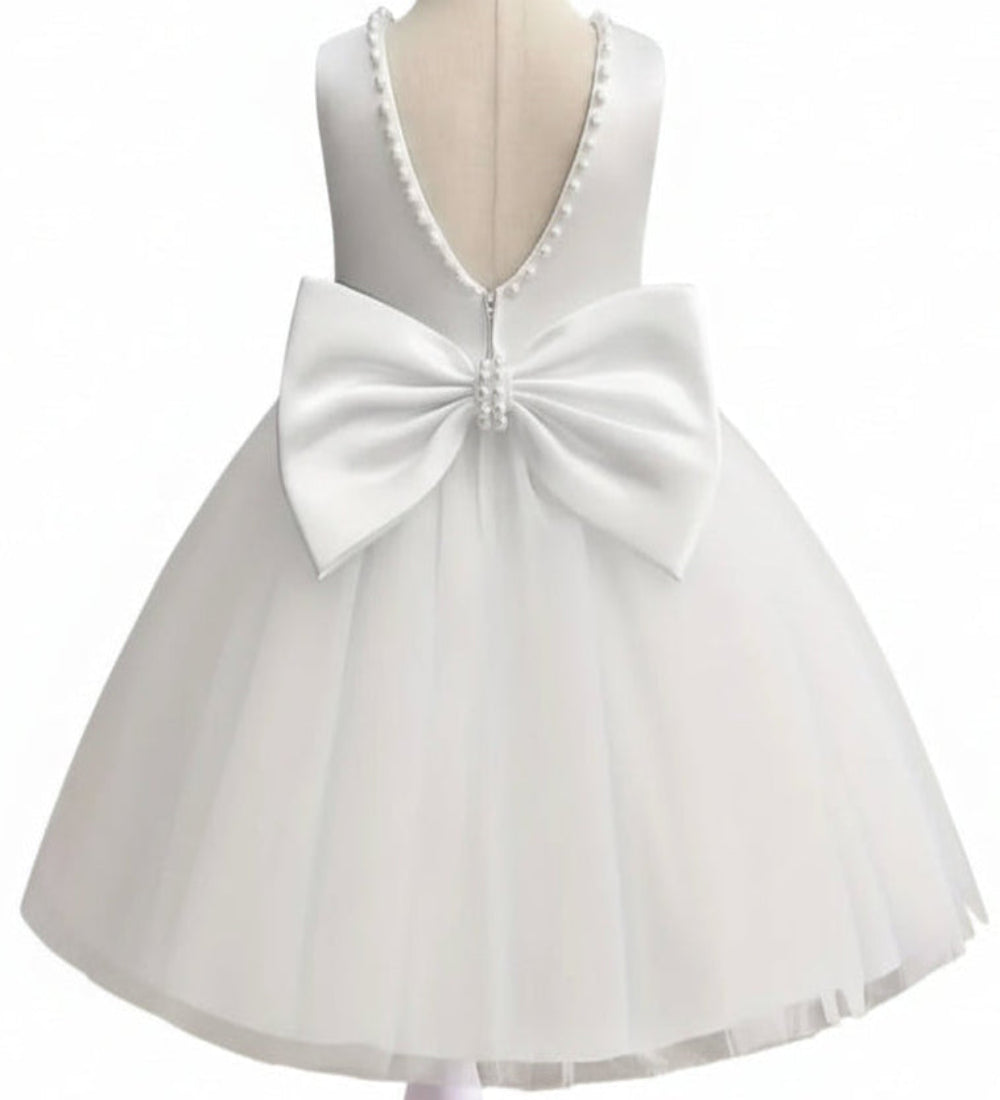 Avondjurk. Mouwloos met wijde tule rok met sterren. Hierin is je kindje een prinsesje! Met mooie pareltjes aan de hals en een wijde rok met grote strik