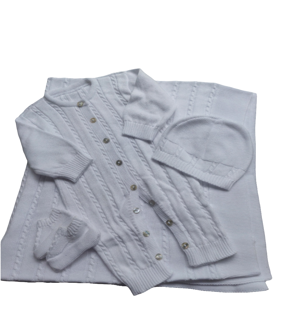 Vierdelige set van biologische katoen in wit :deken,boxpak , schoentjes en een mutsje.