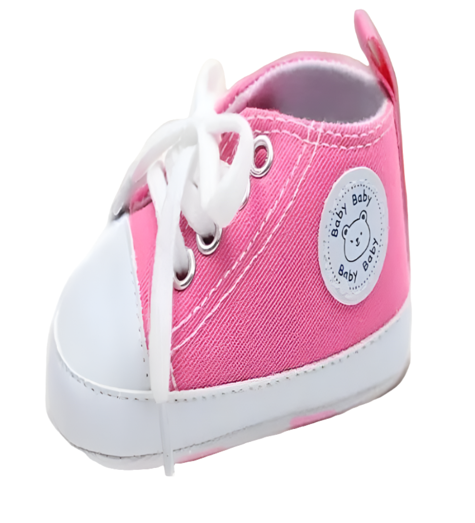 Denim jeans met gekleurde hartjes en roze knoopjes (leuk te combineren met bijpassend jack).En de roze gympjes.