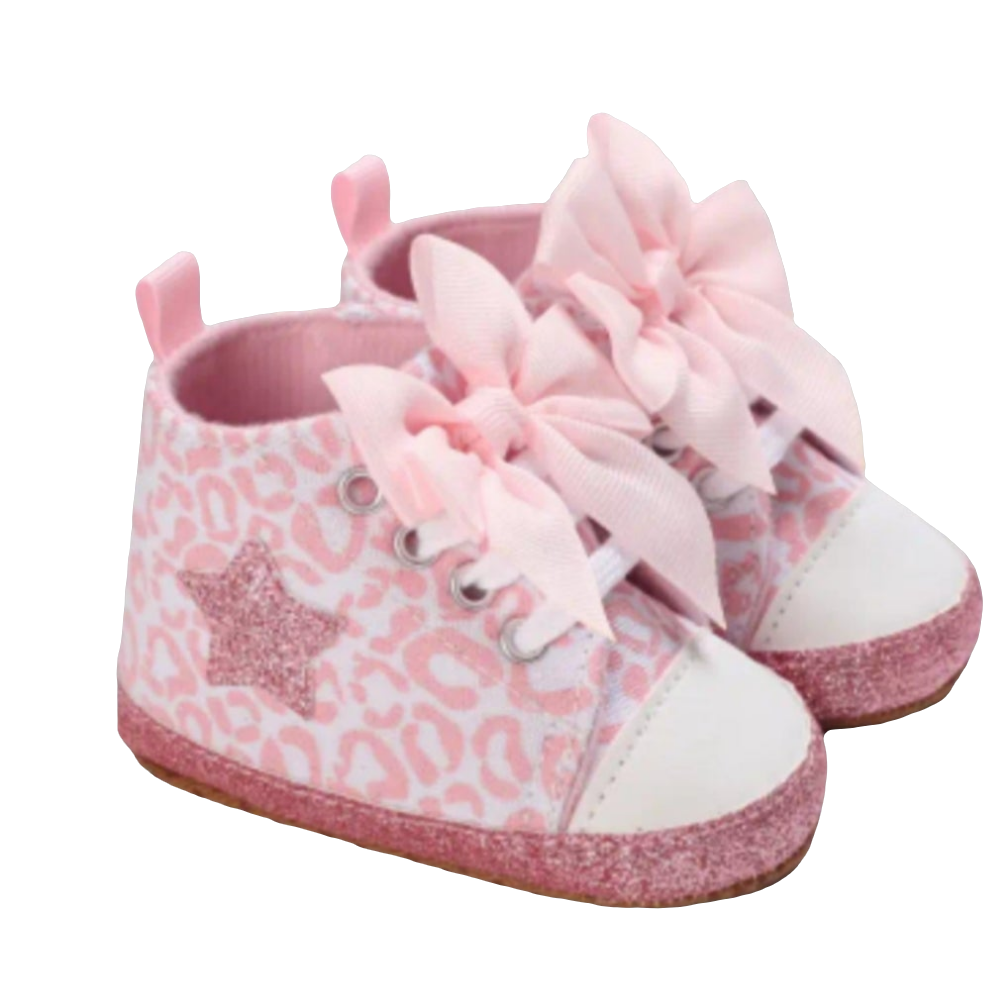 Roze body en pantalon met hartjes " THE PRINCESS HAS ARRIVED " te combineren met de hoge gympen)