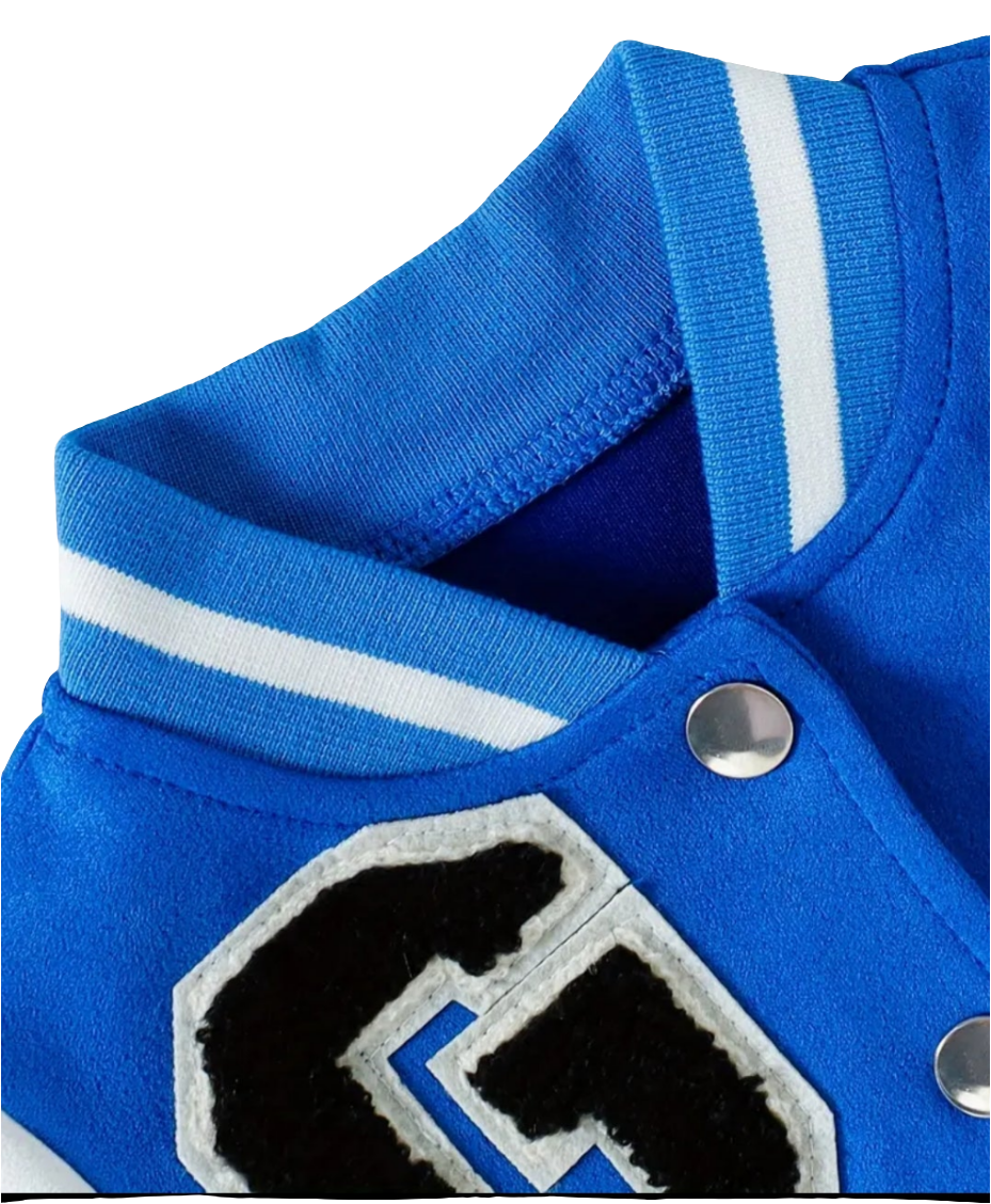 Baseballjack blauw met tekst op mouw