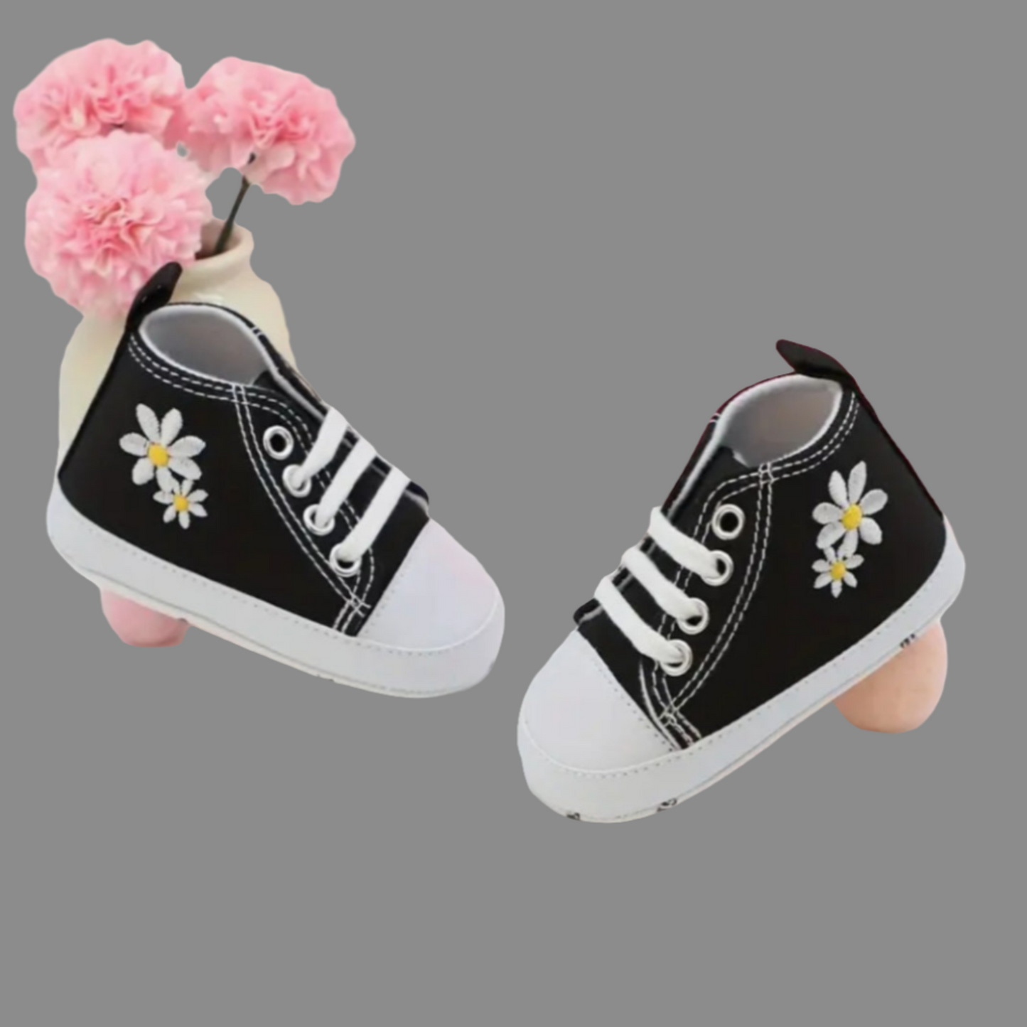 jeansshort met zwart t-shirt met bloemen. Leuk te combineren met de zwarte gymp met bloemetje.