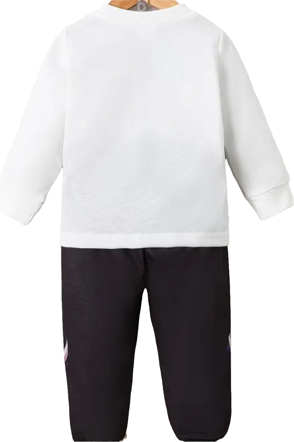 Joggingpak met stoere beer. Witte sweater en zwarte broek.