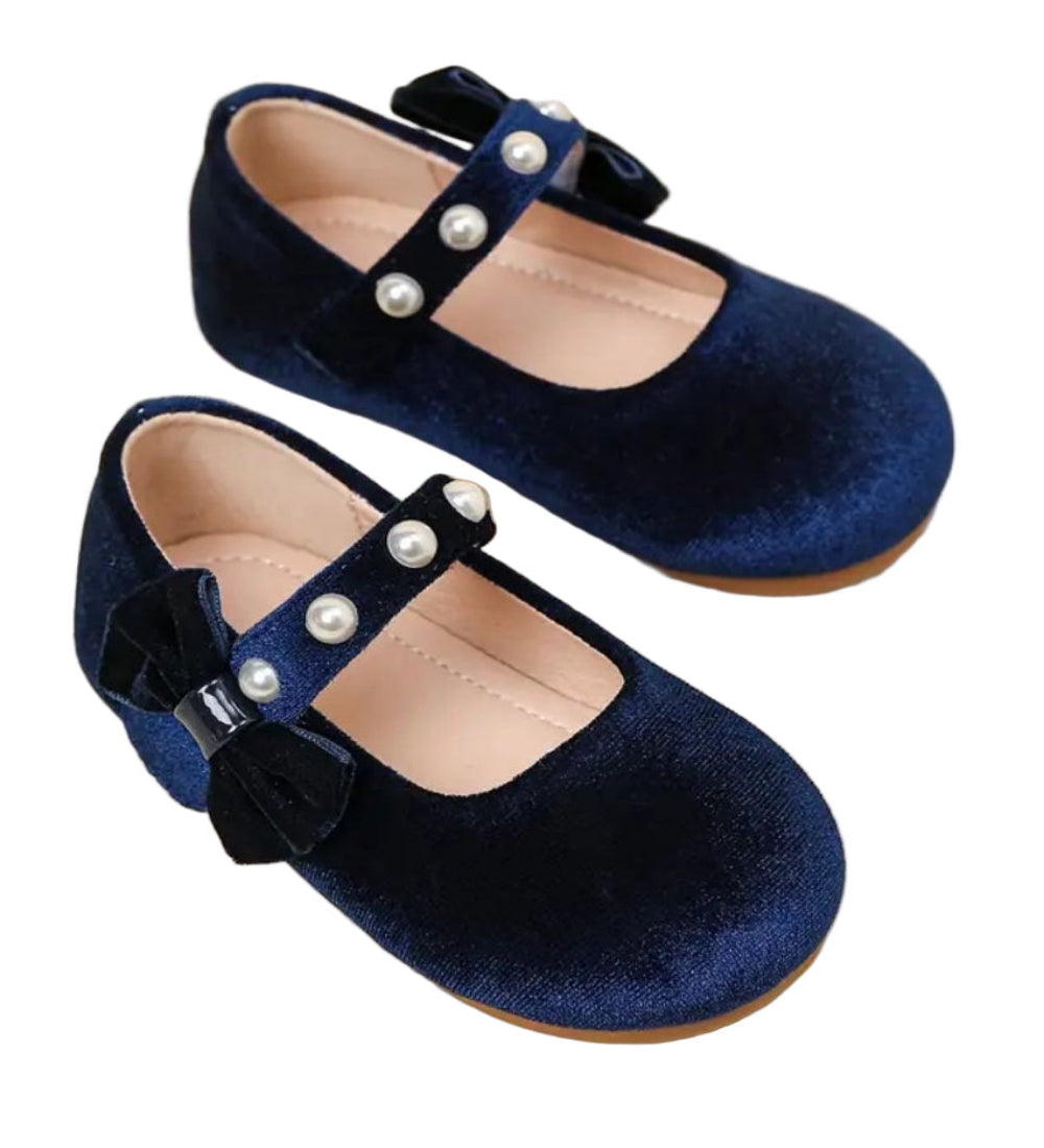 ballerina van blauw velours met strik en parels op bandje