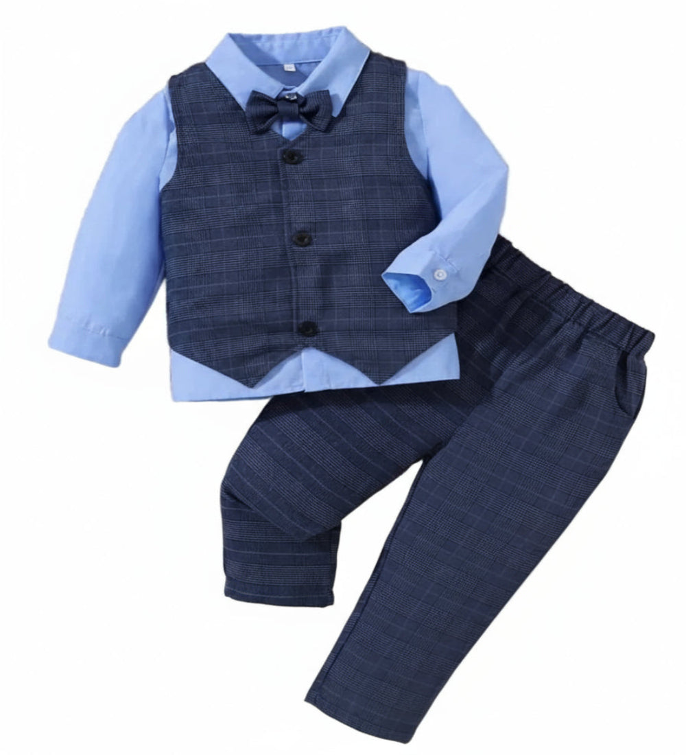 Kerstpak: gilet met pantalon in marineblauwe geruite stof .Met strik en lichtblauw overhemd.