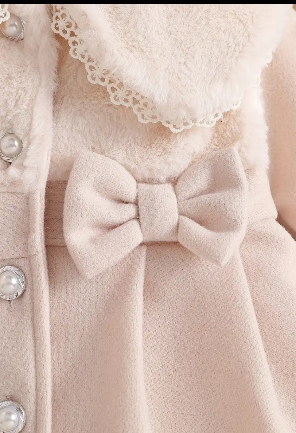 jasje met bonten kraag en mouwen. Op de voorzijde zitten 2 strikjes