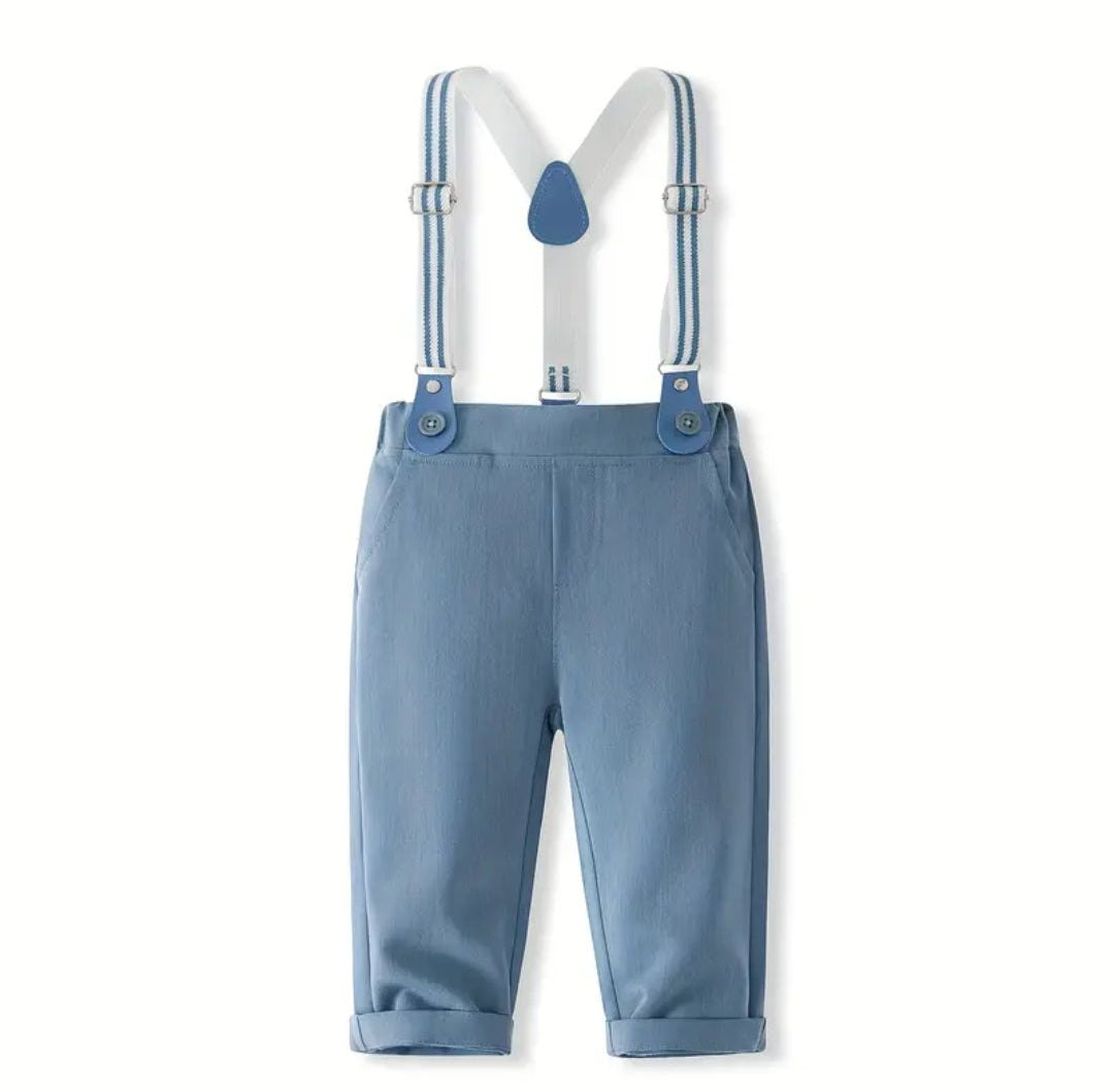 Kerstpak jongen: Rompermet stippen , broek met bretels en bijpassende pet.In blauw en beige verkrijgbaar.