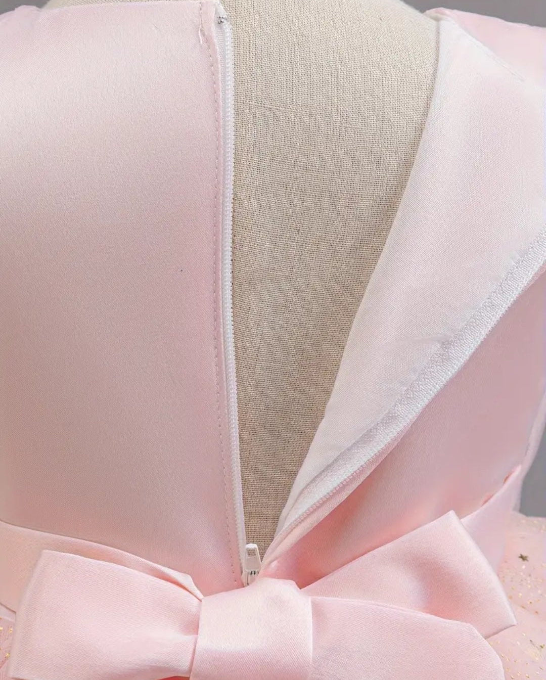 Avondjurk. Mouwloos met wijde tule rok met sterren. Hierin is je kindje een prinsesje! Met mooie pareltjes en een wijde rok.