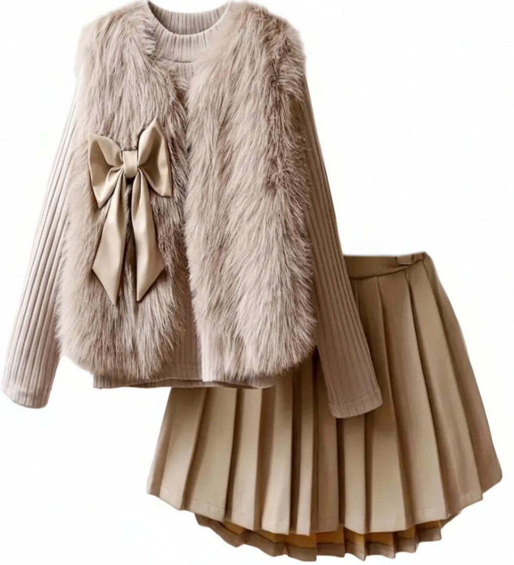 setje in beige :bestaand uit truitje met gilet met leren strik en een leren rokje