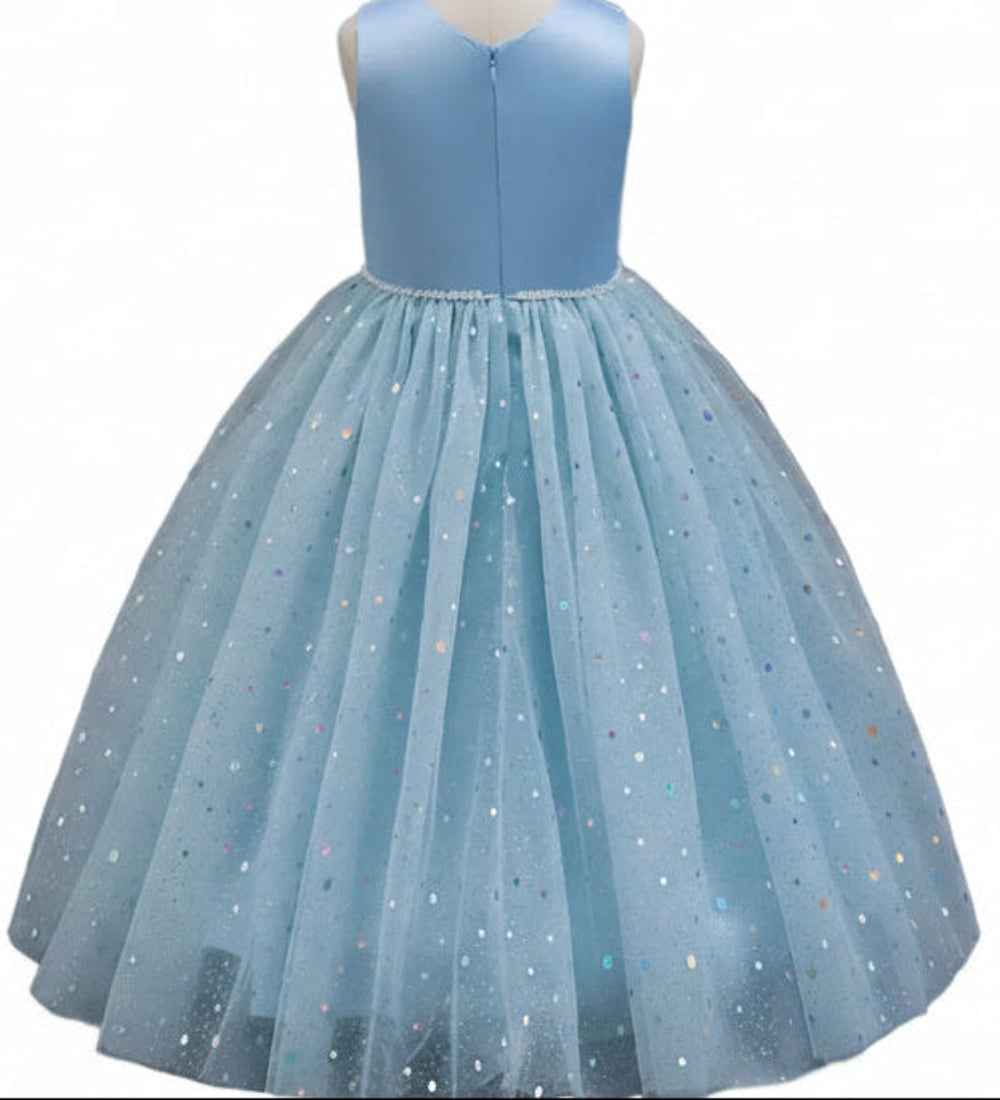 Avondjurk. Mouwloos met wijde tule rok met sterren. Hierin is je kindje een prinsesje! Met mooie pareltjes en een wijde rok.