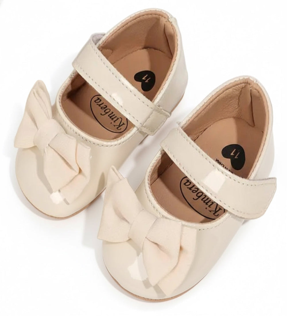 ballerina beige lakleer met strik en bandje op de wreef