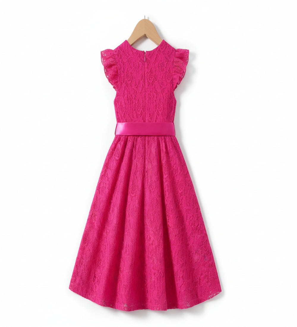 Feestjurkje van kant met satijnen riempje. In diverse kleuren leverbaar