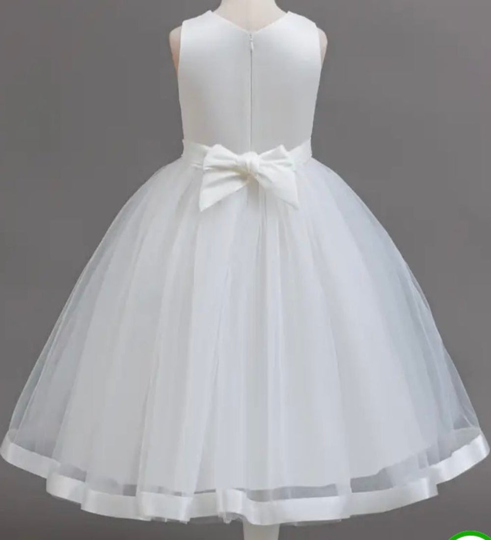 Avondjurk. Mouwloos met wijde tule rok. Hierin is je kindje een prinsesje! Met mooie pareltjes en een wijde rok.