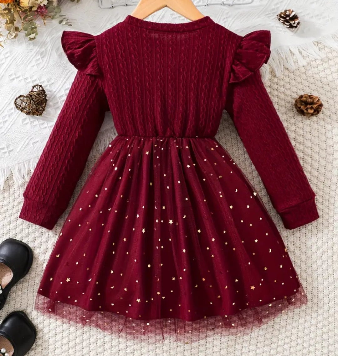 jurk voor Kerst. Bovenzijde van tricot en onderzijde van tule met gouden spikkels. In roze ,zwart en wijnrood verkrijgbaar.