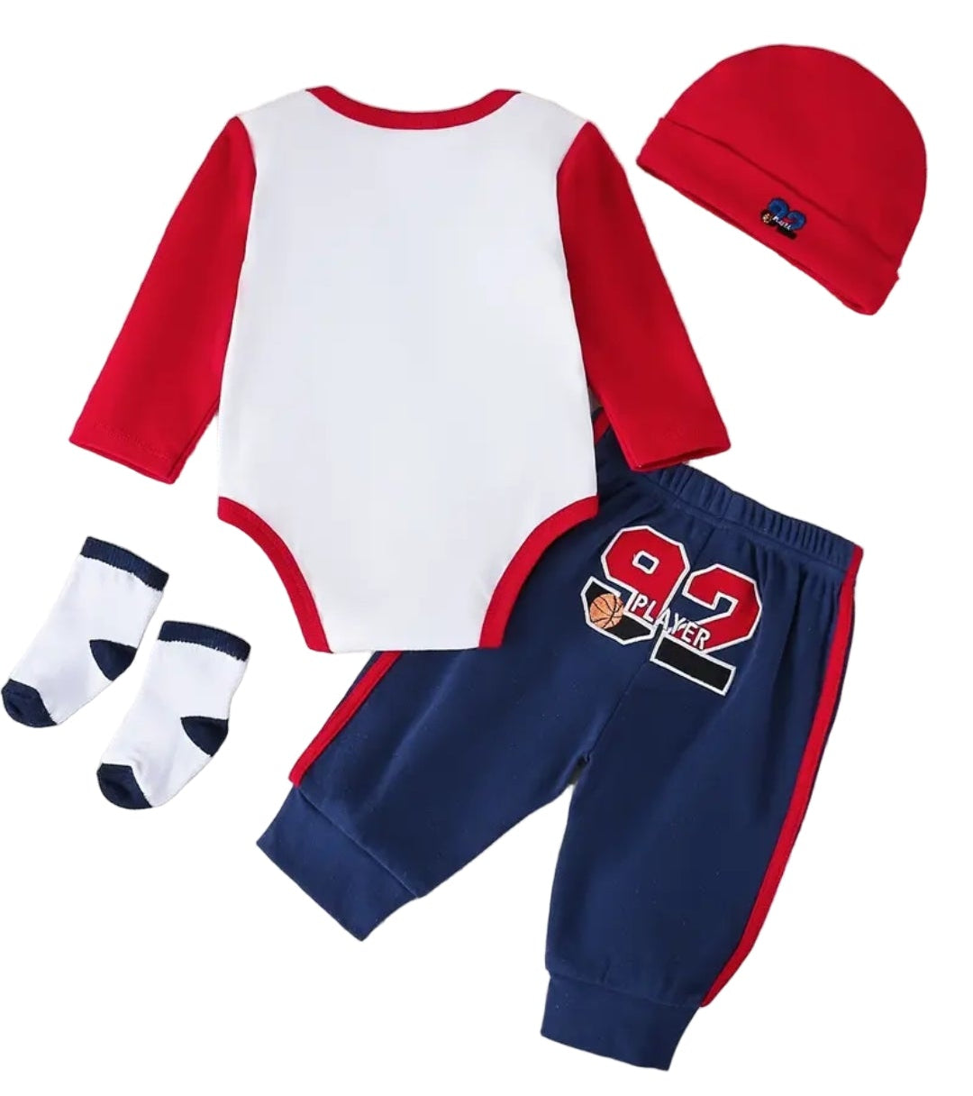 American sportswear joggingpak. Bestaand uit romper met kraagje en lange mouw, bijpassende joggingbroek, sokjes en muts met logo.