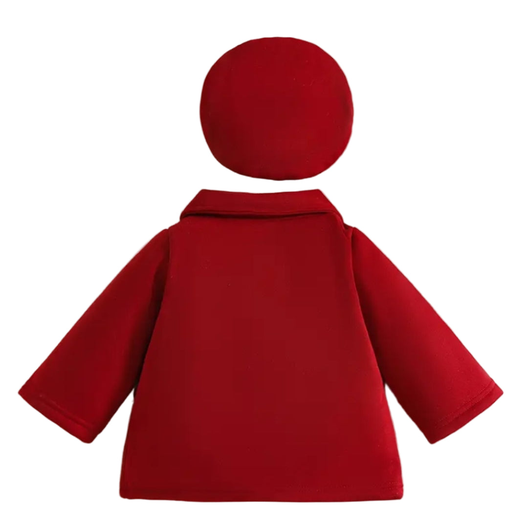 Jas met strikjes op het voorpand met bijpassend baret wijnrood