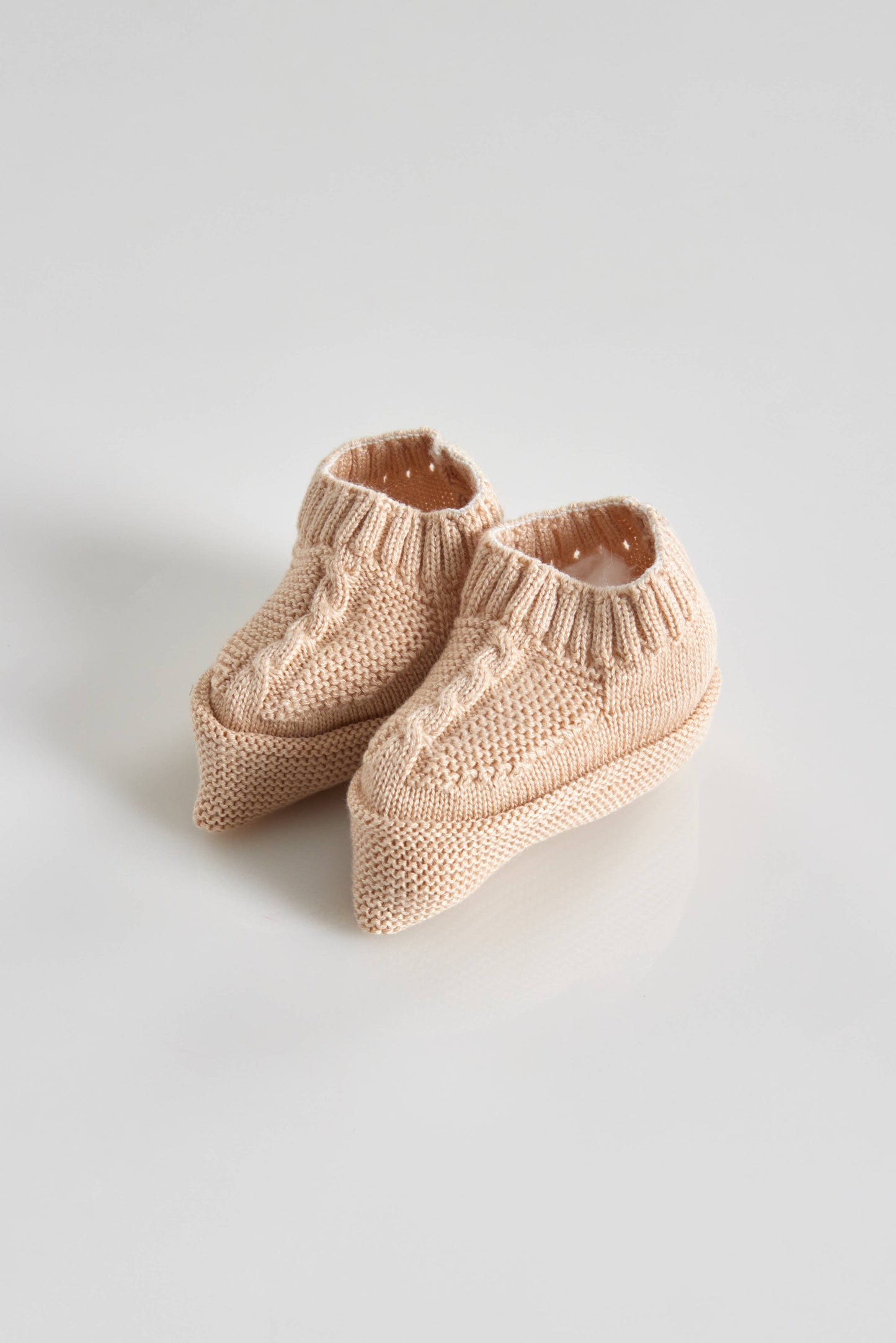 Vierdelige set van biologische katoen in wit :deken,boxpak , schoentjes en een mutsje.