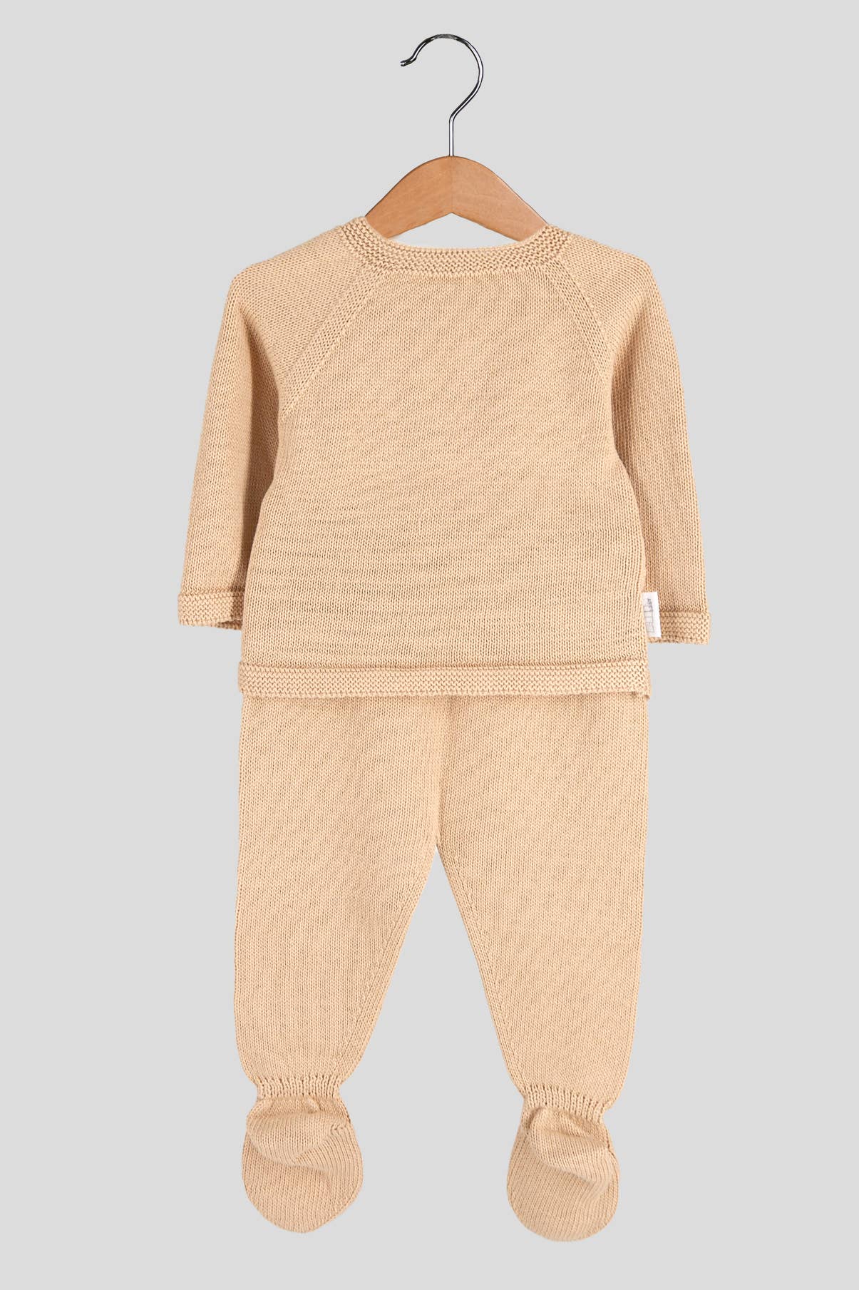 Driedelige set van biologisch katoen uit Portugal. Bestaand uit Truitje met mutsje en een broek met voetjes. In diverse kleuren en maten leverbaar.