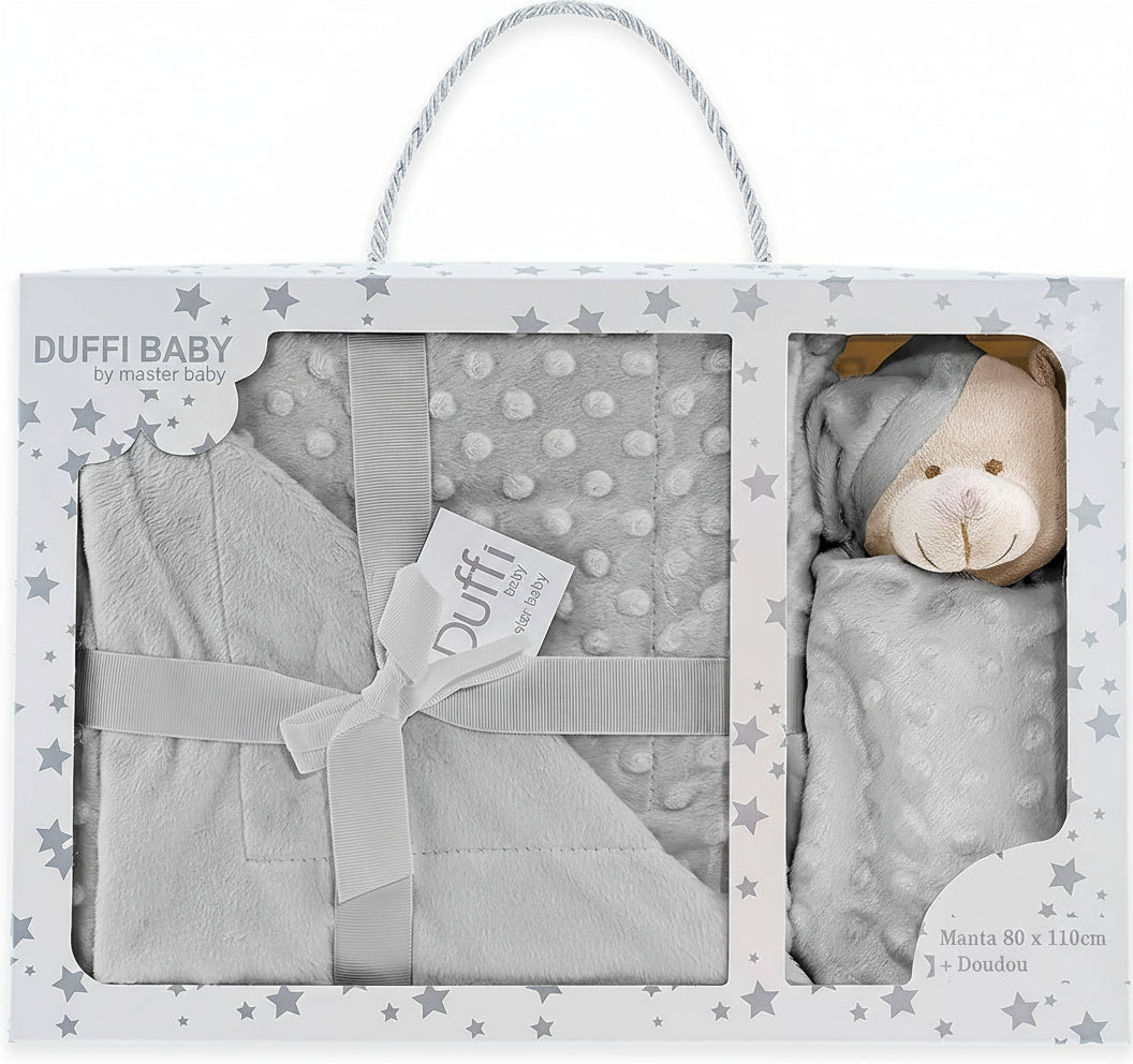 
DOU DOU BEER + LUXE DUBBELZIJDIGE DEKEN 80X110 CM: Askleurig
We hebben aan elk detail gedacht om een comfortabele en veilige pasvorm te garanderen. De stukken zijn ontworpen om mee te groeien met uw baby, waardoor bewegingsvrijheid wordt geboden om de wereld te verkennen. We weten hoe druk het leven met een baby kan zijn. Daarom is onze set gemakkelijk te onderhouden. Gemakkelijk te wassen en snel weer klaar voor gebruik. Ontdek de perfecte combinatie van zorg en kwaliteit voor uw baby!