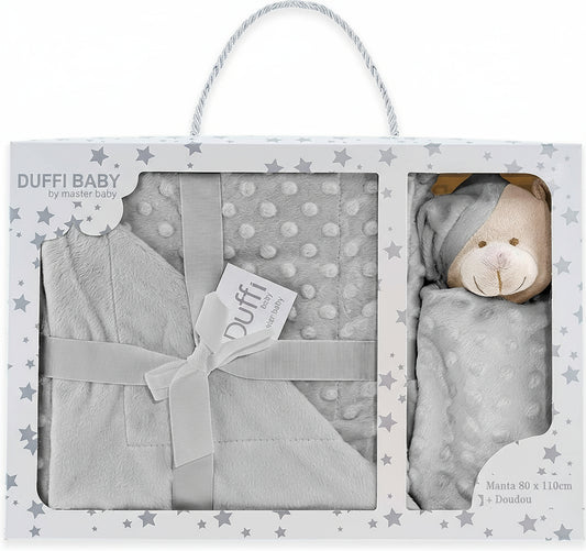 
DOU DOU BEER + LUXE DUBBELZIJDIGE DEKEN 80X110 CM: Askleurig
We hebben aan elk detail gedacht om een comfortabele en veilige pasvorm te garanderen. De stukken zijn ontworpen om mee te groeien met uw baby, waardoor bewegingsvrijheid wordt geboden om de wereld te verkennen. We weten hoe druk het leven met een baby kan zijn. Daarom is onze set gemakkelijk te onderhouden. Gemakkelijk te wassen en snel weer klaar voor gebruik. Ontdek de perfecte combinatie van zorg en kwaliteit voor uw baby!