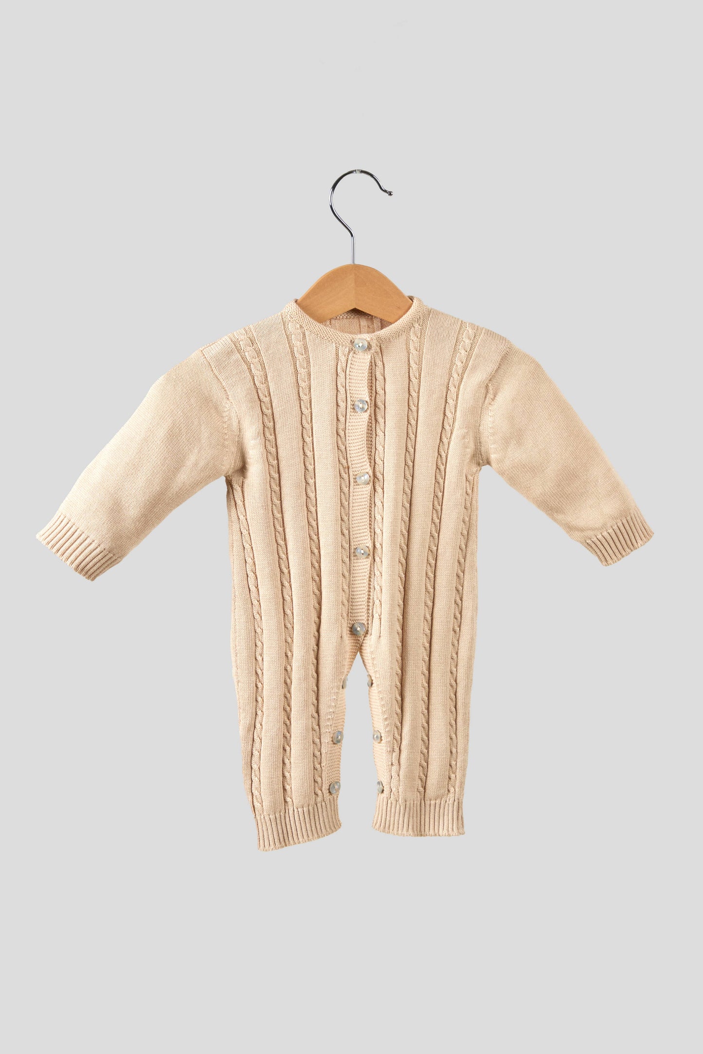 Vierdelige set van biologische katoen in wit :deken,boxpak , schoentjes en een mutsje.