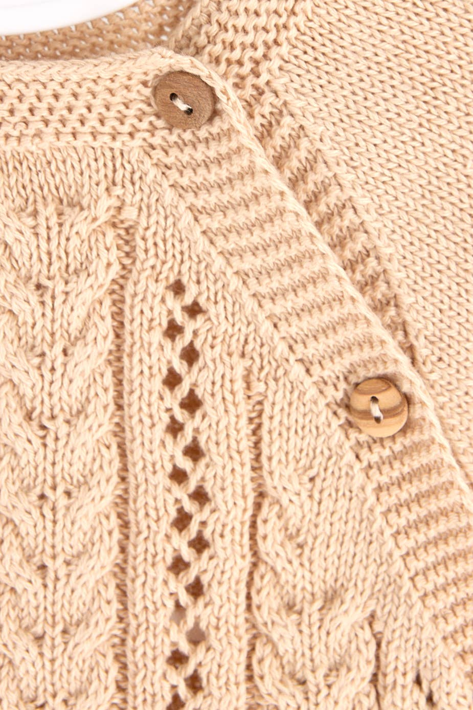 Driedelige set van biologisch katoen uit Portugal. Bestaand uit Truitje met mutsje en een broek met voetjes. In diverse kleuren en maten leverbaar.