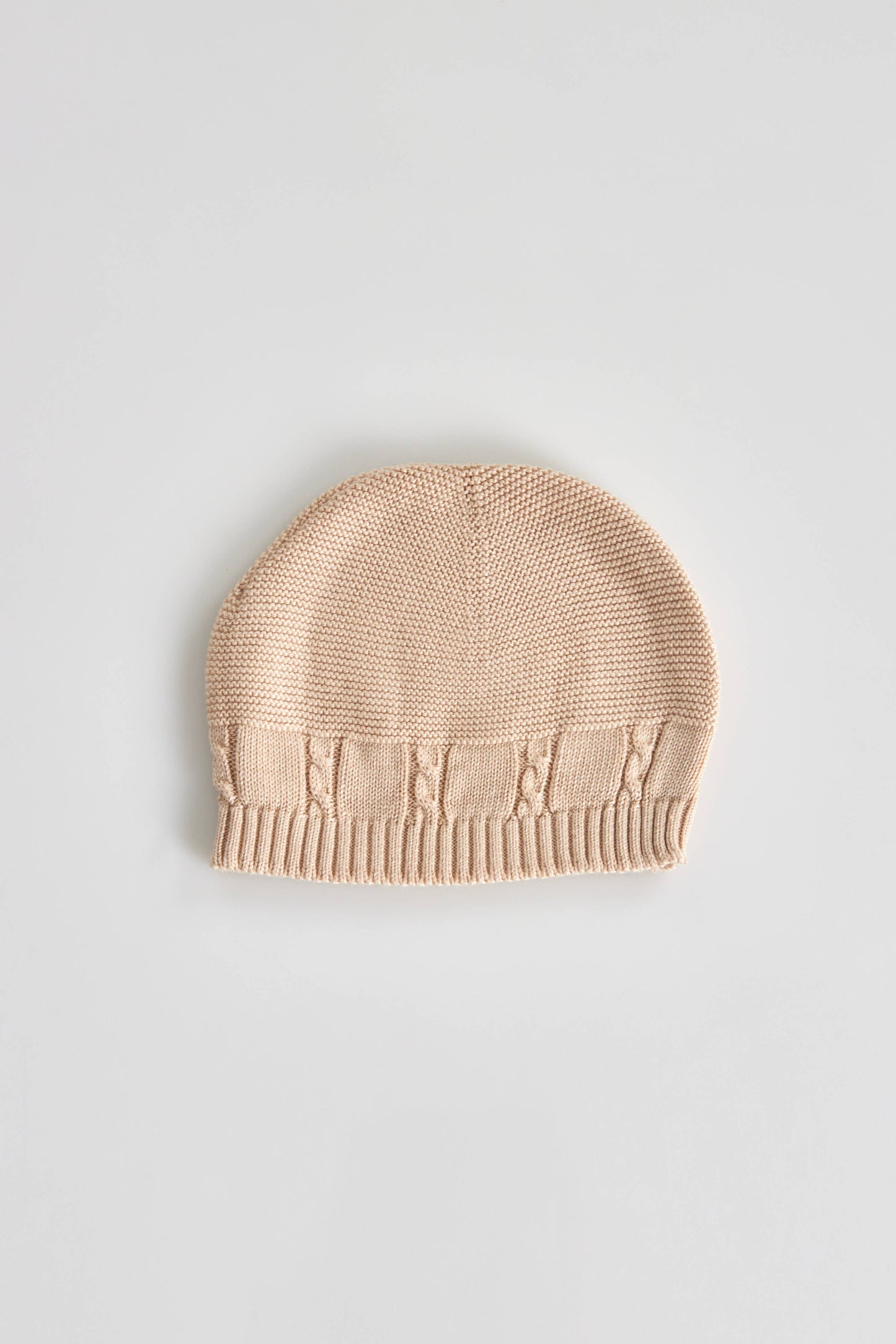 Vierdelige set van biologische katoen in wit :deken,boxpak , schoentjes en een mutsje.