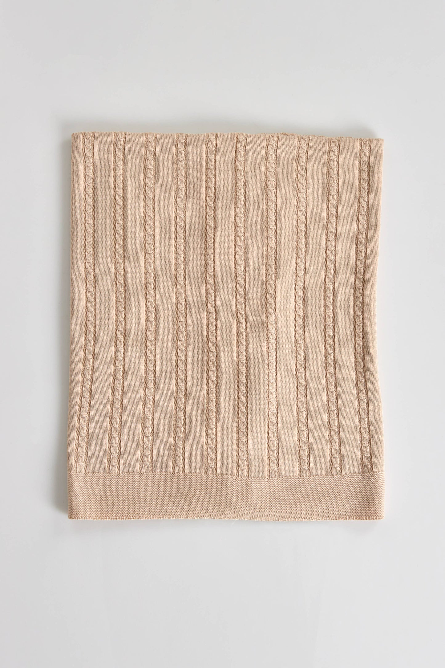 Vierdelige set van biologische katoen in wit :deken,boxpak , schoentjes en een mutsje.