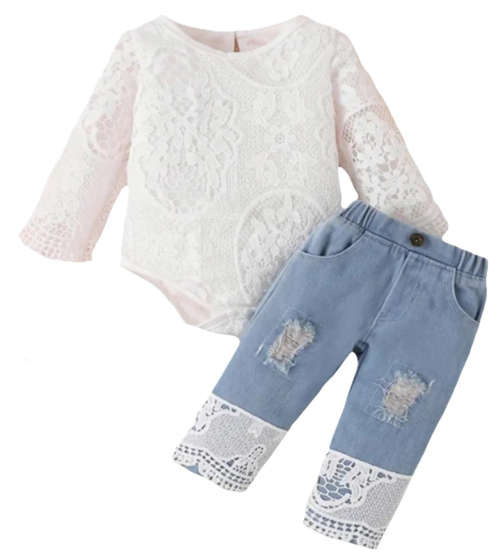 jeans met wit kanten romper met lange mouwen en jeans met kant (te combineren met de broderie schoentjes)