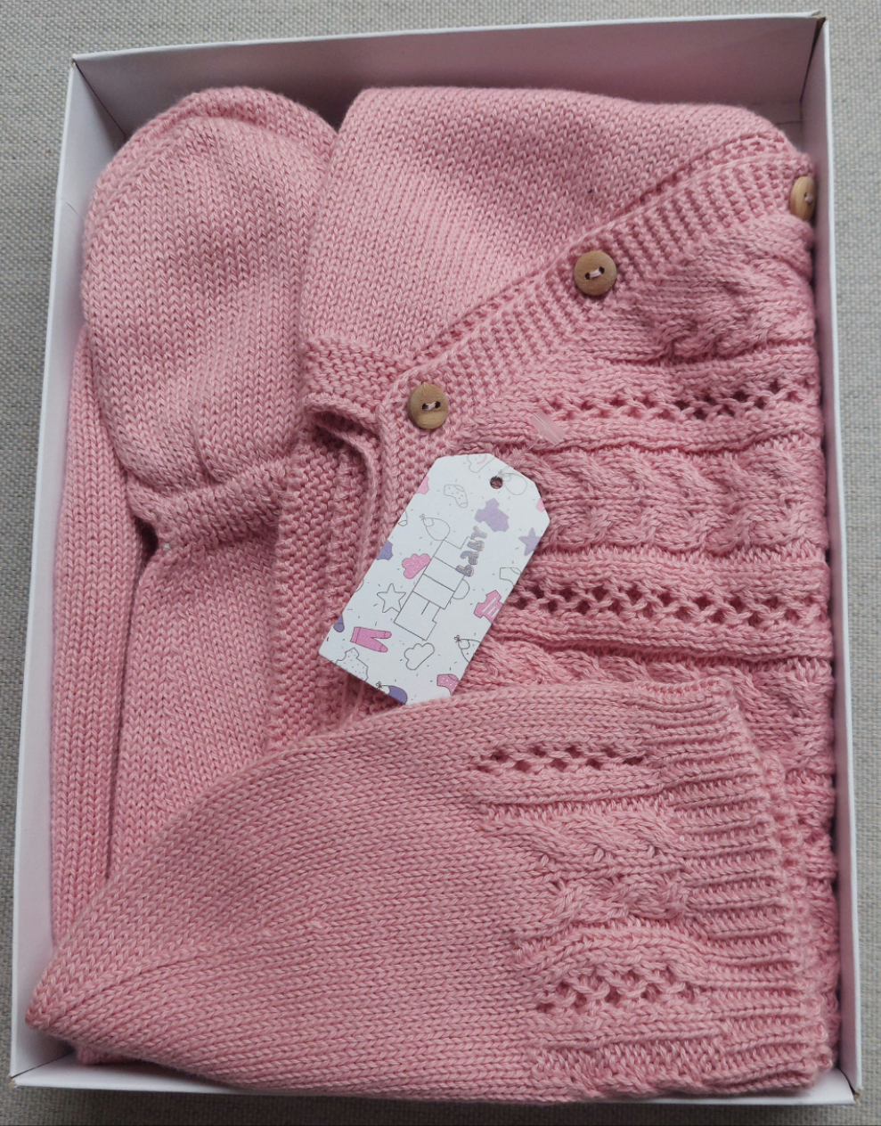 Driedelige set van biologisch katoen uit Portugal. Bestaand uit Truitje met mutsje en een broek met voetjes. In diverse kleuren en maten leverbaar.