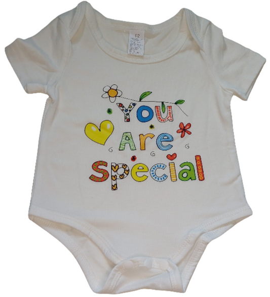 Romper wit :You are special met regenboog letters en een geel hartje