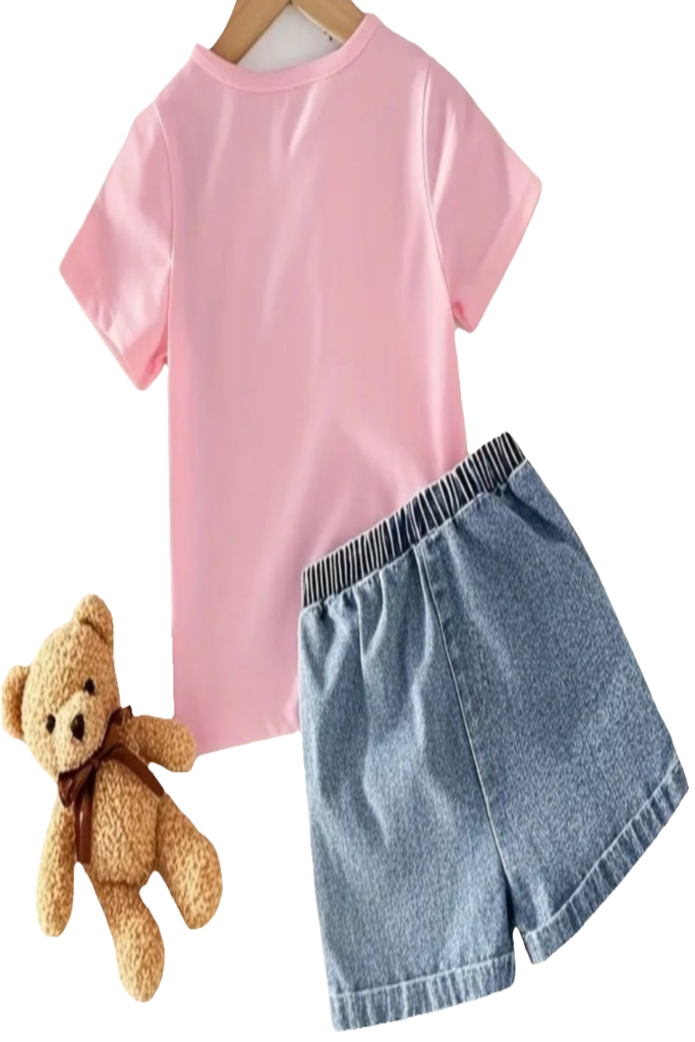 Shirt roze met strikjes en jeans short met strikjes ( eventueel te combineren met de roze schoentjes met strikjes)