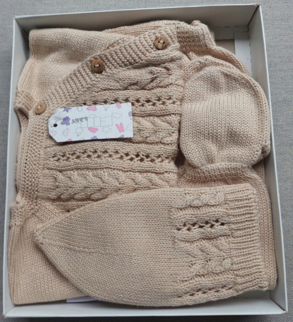 Driedelige set van biologisch katoen uit Portugal. Bestaand uit Truitje met mutsje en een broek met voetjes. In diverse kleuren en maten leverbaar.