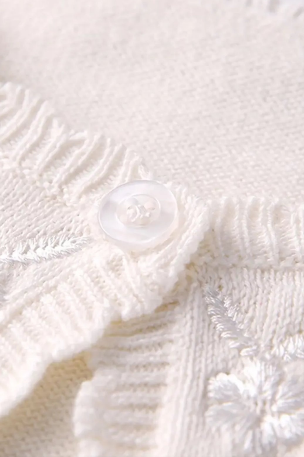 vestje wit boleromodel met geborduurde bloemetjes