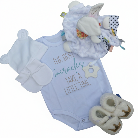 Een feestelijk ingepakt pakket dat je zo kunt geven. De cadeaus worden ingepakt en zitten in een cellofaan verpakking met rafia strik en lint.Het pakket bestaat uit de volgende items: Een romper, mutsje met wantjes, en knuffellapje met diertje en slofjes. 

