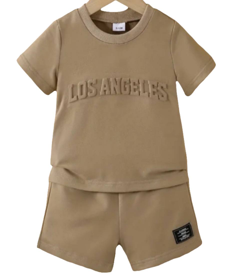 set:" LOS ANGELES". shirt met short in kaki