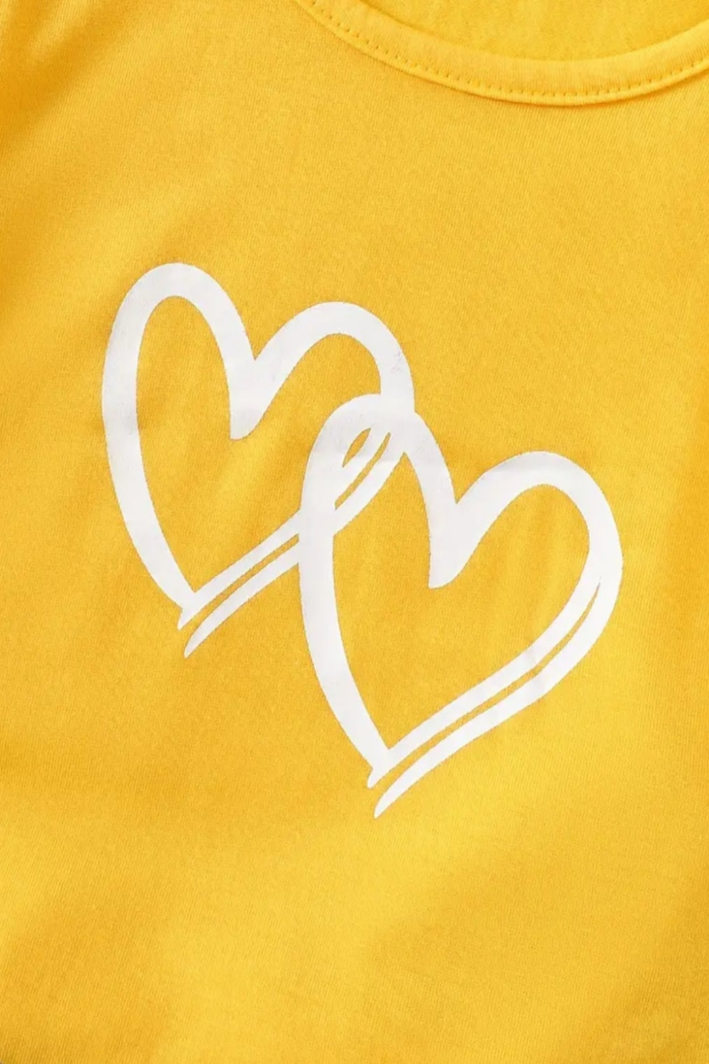 Set: Shirt geel met hartjes en jeansshort met bloem. Leuk te combineren met de gele gympjes.