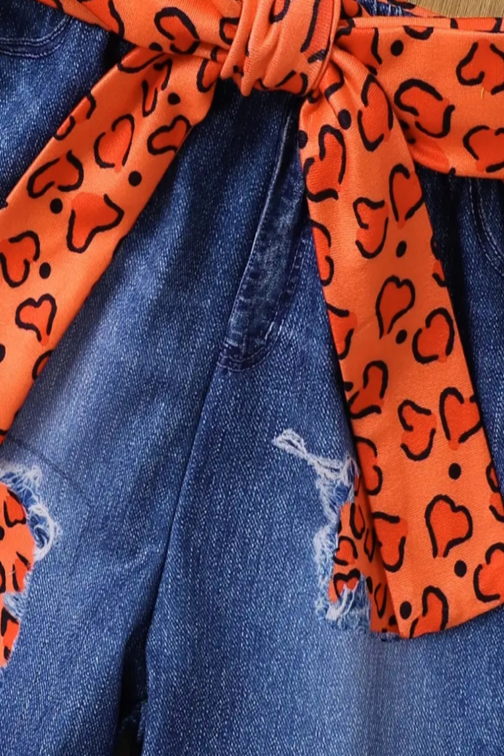 Set: T-shirt oranje met print en denimlook broek. Te combineren met de oranje  instappers