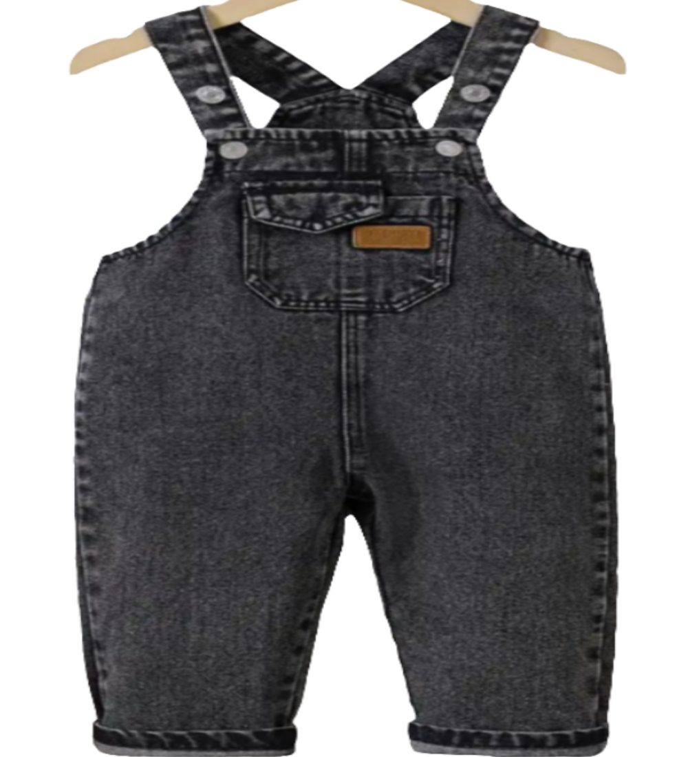 Black denim tuinbroek. Wijd  model. Leuk te combineren met het Denim jack zwart met mouwen en capuchon van joggingstof