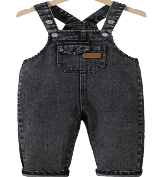Black denim tuinbroek. Wijd  model. Leuk te combineren met het Denim jack zwart met mouwen en capuchon van joggingstof