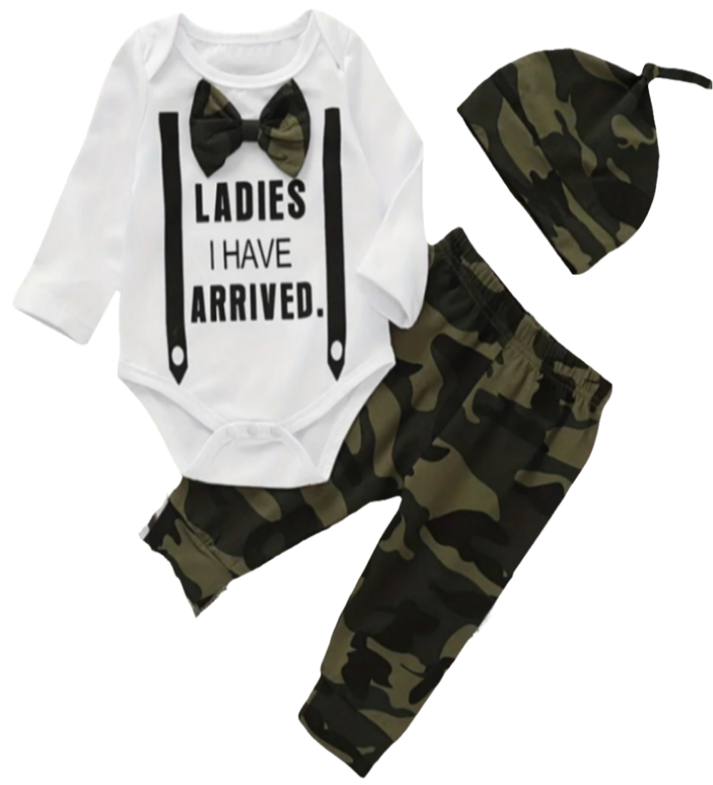 Witte romper met strik "Ladies" en broekje en muts in combat stijl