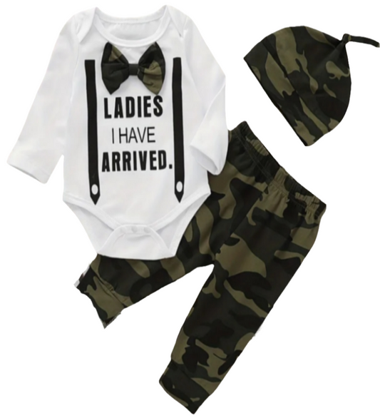 Witte romper met strik "Ladies" en broekje en muts in combat stijl