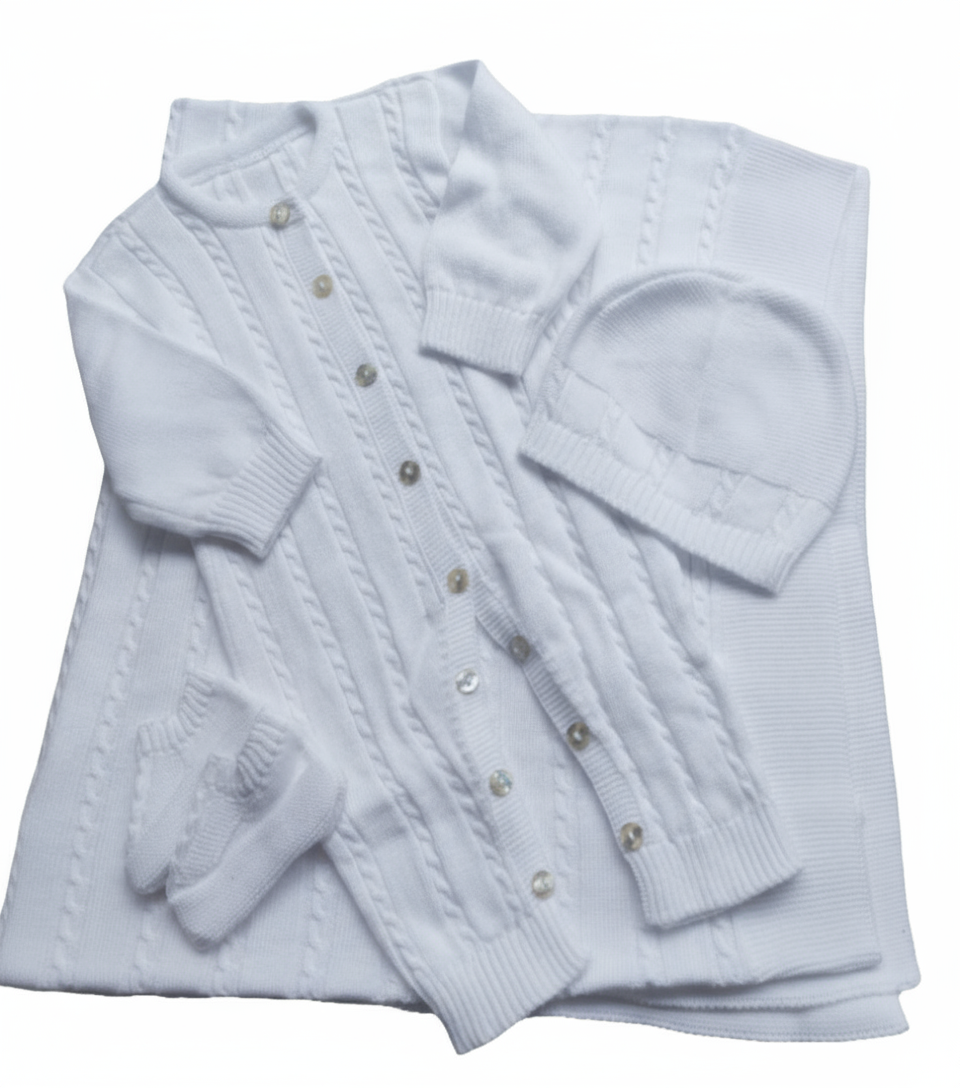 Witte set uit Portugal van biologische katoen. Bestaat uit: deken, boxpak , schoentjes en een mutsje. Een heel mooi kraam of babyshowerkado. 