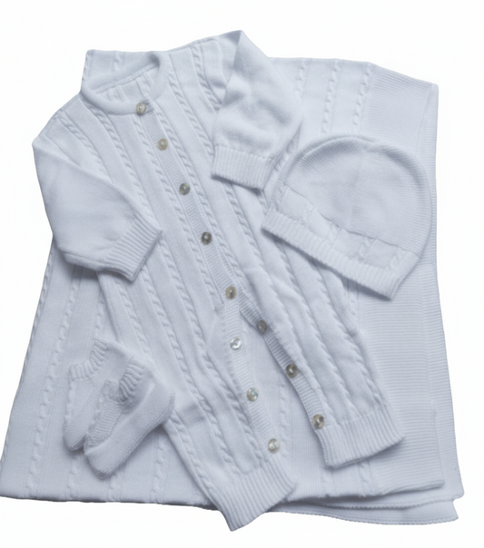 Witte set uit Portugal van biologische katoen. Bestaat uit: deken, boxpak , schoentjes en een mutsje. Een heel mooi kraam of babyshowerkado. 