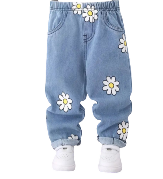 Denim jeans met witte bloemen. Leuk te combineren met de witte gymp met bloemetje.